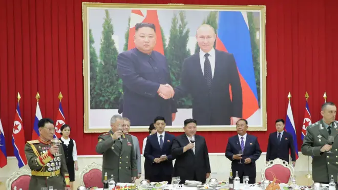 전승절 70주년 기념 행사에 참석한 김정은 위원장과 세르게이 쇼이구 러시아 국방장관
