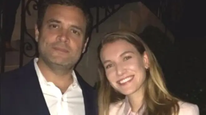 રાહુલ ગાંધી એક મહિલા સાથે