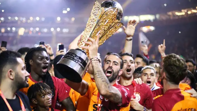 Galatasaray kupayı kaldırdı