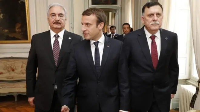 أرشيف: الرئيس الفرنسي إيمانويل ماكرون يتوسط بين فايز السراج وخليفة حفتر لتخفيف حدة التوتر بين القوتين في لاسيل، فرنسا يوليو/تموز 2017