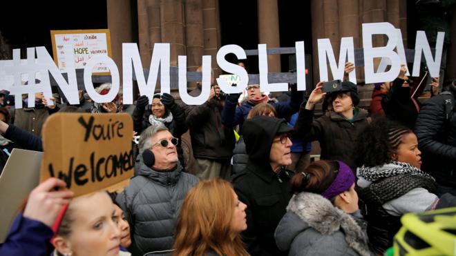 波士顿示威者举起“不要穆斯林禁令”示威标语（29/1/2017）