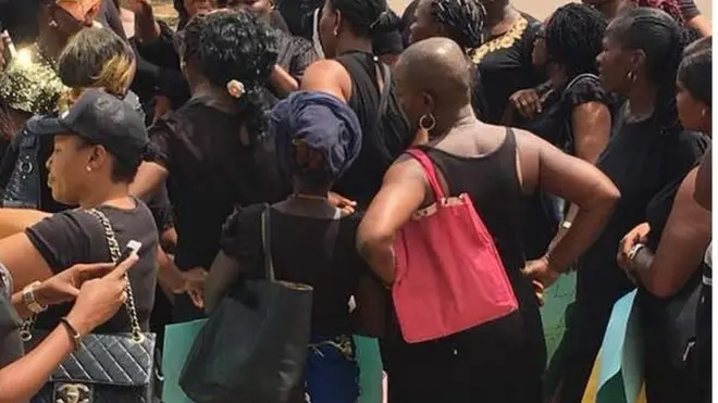 Ụmụnwaanyị na-eme ngagharịiwe