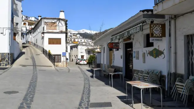 ኣብ ውሽጢ 25 ዓመት ንፈለማ እዋን፡ ምቁራጽ መብራህቲ ኣብ ድሮ ምኽባር ሓድሽ ዓመት፡ ምድላዋቶም ዝተዘርጎም ነበርቲ በርቹለስ፡ ብኣሽሓት ዝቑጸሩ ኣጋይሽ ተቐቢሎም