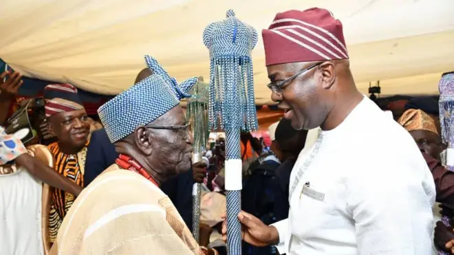Gómìnà Seyi Makinde àti Ọba Owolabi Olakuleyin 