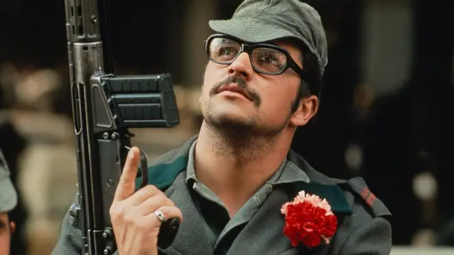 Un soldado con un clavel en la solapa