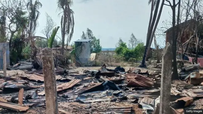 म्यांमार सेना और विद्रोहियों के बीच रखाइन प्रांत में महीनों से लड़ाई चल रही है.