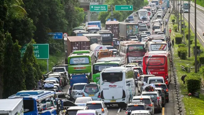 Sejumlah kendaraan terjebak macet di Jalan Tol Tangerang - Merak KM 94, Cilegon, Banten, Minggu (7/4/2024). 