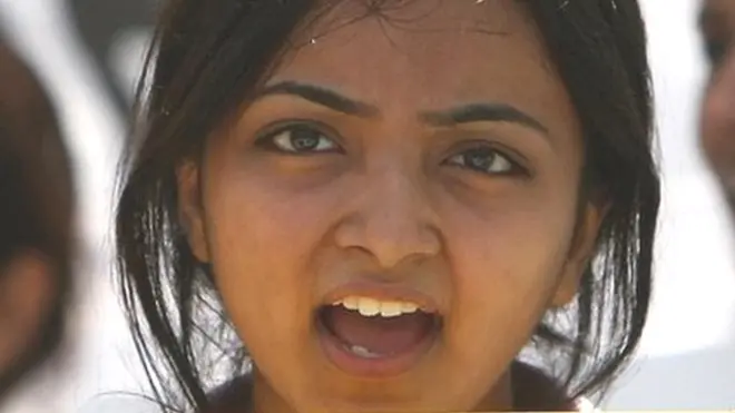 અનામતનો વિરોધ કરી રહેલી યુવતી