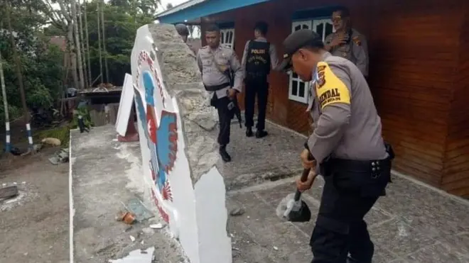 Polisi merobohkan simbol burung Mambruk yang digunakan KNPB yang menurut Deserius Adi merupakan simbol budaya dan identitas Papua