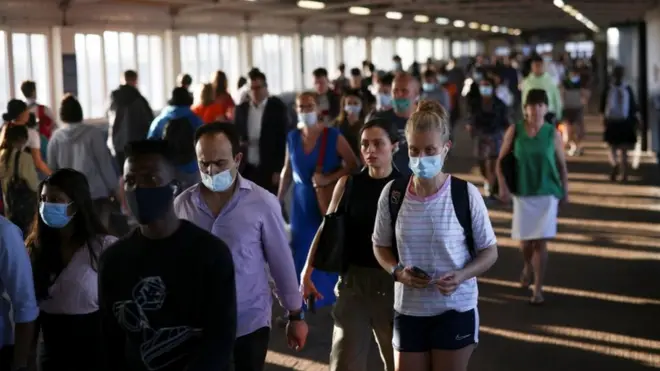 مجموعة من الناس يرتدون أقنعة الوجه