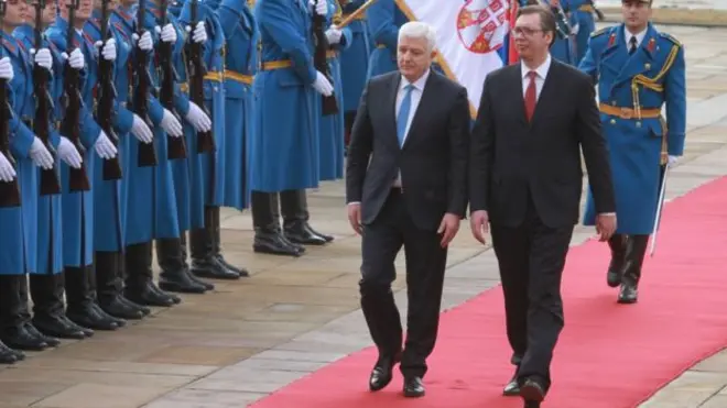 Александар Вучић, у то време председник Владе Србије, био је домаћим црногорском премијеру Душку Марковићу приликом последњег сусрета у Београду