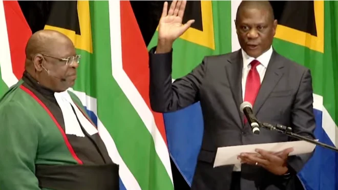 South African Deputy President Paul Mashatile as e dey take di oath of office