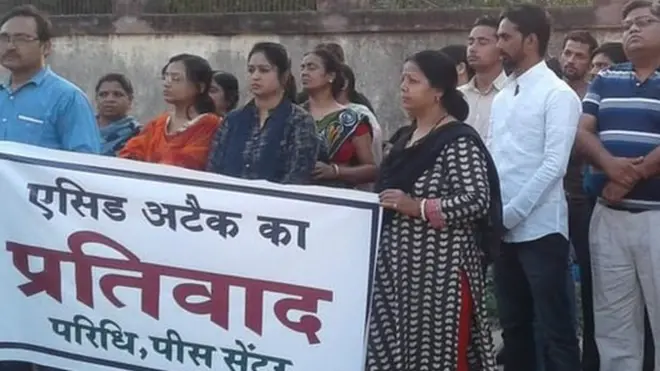 भागलपुर में एसिड अटैक की घटना के बाद लोगों ने प्रदर्शन किए