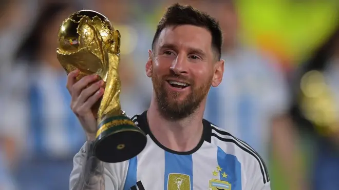 Lionel Messi holds up the World Cup trophy