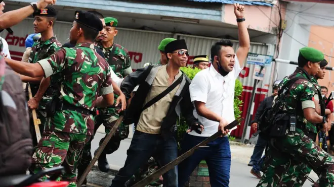 TNI berusaha menenangkan kelompok Muslim yang meneriakkan slogan saat bersitegang dengan kelompok masyarakat Dayak di Pontianak, Kalimantan Barat pada Sabtu (20/5).