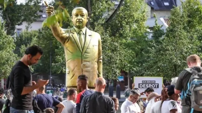 Aragtiyo kala duwan ayey dadku ka bixiyeen taalladaas