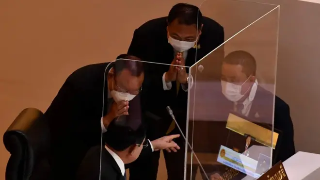 3 รมต. ที่ถูกอภิปราย สันติ-สุชาติ-ศักดิ์สยาม (จากซ้ายไปขวา) ไหว้ทักทายนายกฯ กลางสภา ในระหว่างการอภิปรายไม่ไว้วางใจวันแรก 19 ก.ค.