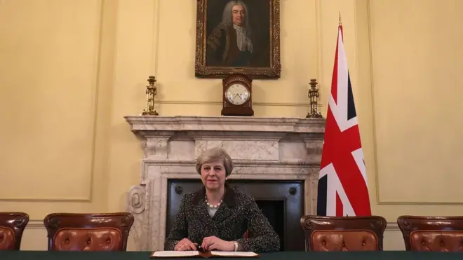 İngiltere Başbakanı Theresa May, AB'ye yollayacağı mektubu imzaladı