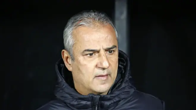 Siyah montlu beyaz saçlı bir adam