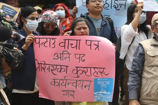 सुकुम्बासीहरूले ओगटेको स्थान खाली गराउने सरकारको योजनाको विरोधमा प्रदर्शनकारीहरू