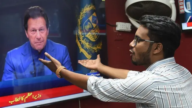 کراچی میں ایک شخص وزیراعظم عمران خان کا خطاب دیکھتے ہوئے (فائل فوٹو)
