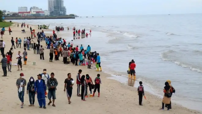 Warga Balikpapan dari berbagai komunitas membersihkan pantai dari tumpahan minyak Pertamina secara swadaya, menggunakan peralatan seadanya seperti ember dan ciduk.
