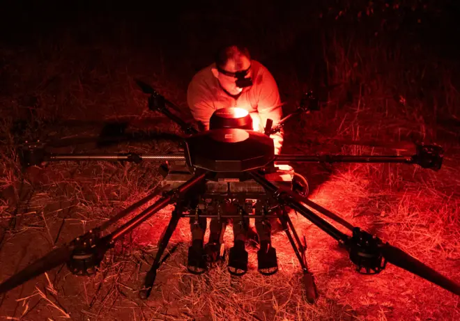 Український військовий готує дрон Vampire до польоту на позиції російських військ неподалік лінії фронту на Донеччині