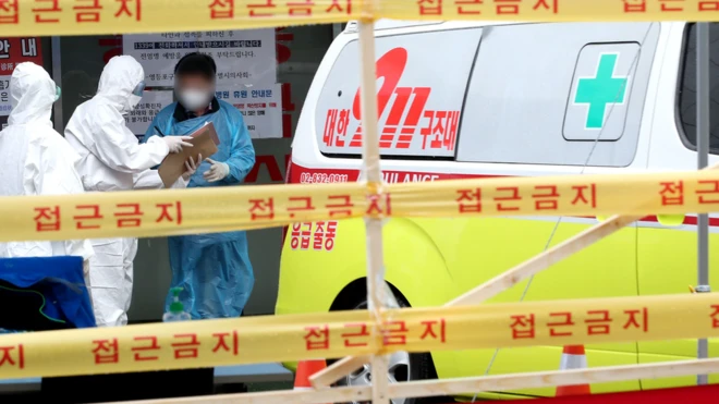 이태원 클럽을 방문한 뒤 확진판정을 받은 영등포병원 물리치료사에게 70대 입원환자가 연쇄 감염된 것으로 의심, 확진 판정을 받으며 병원이 폐쇄된 가운데 15일 오전 서울 영등포병원에서 입원환자들이 다른 병원으로 전원되고 있다