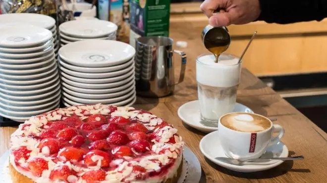 Kaffee und Kuchen (cà phê và bánh ngọt) là một nghi thức thư giãn kiểu Đức có từ hồi Thế kỷ 17
