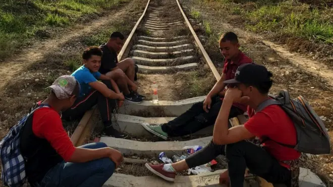 A Michael aún le queda toda una noche de camino para llegar al próximo albergue.