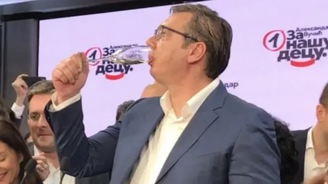 Aleksandar Vučić je izborni trijumf proslavio uz šampanjac i trubače