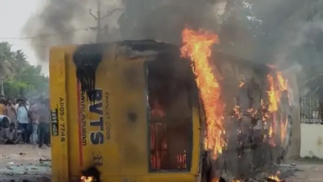 అమలాపురంలో తగలబడుతున్న బస్సు