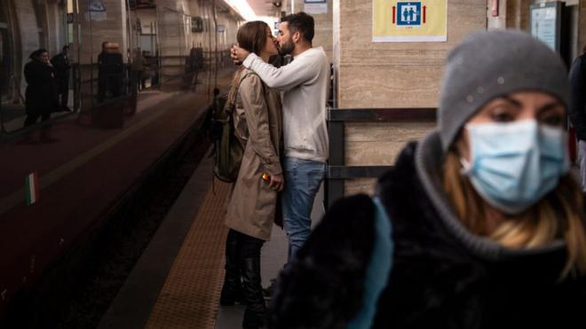 一對情侶在站台上擁吻