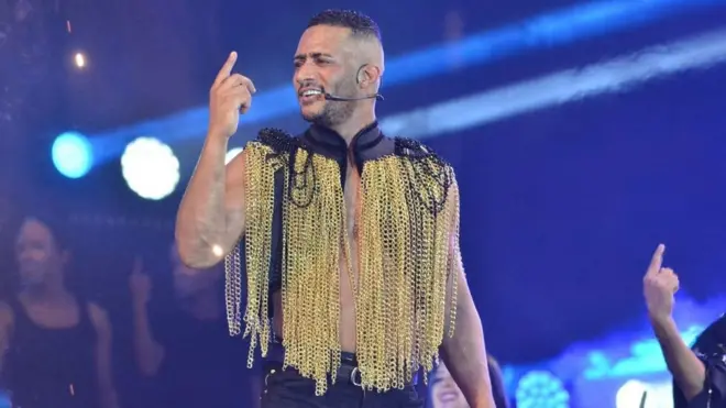 محمد رمضان ارتدى أكثر من عشرة أزياء خلال حفله في الساحل الشمالي.