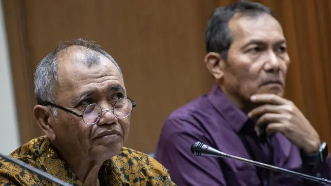 Ketua KPK Agus Rahardjo (kiri) mendesak DPR tidak menggunakan wewenang untuk melemahkan atau melumpuhkan KPK.