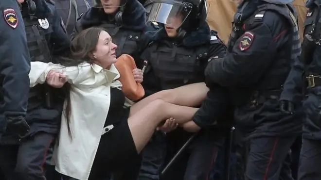 хто ця дівчина?