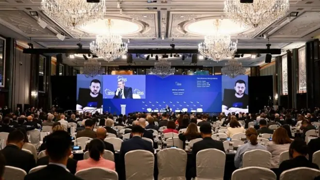 Các bộ trưởng và đại biểu lắng nghe bài phát biểu của Tổng thống Ukraine Volodymyr Zelenskiy