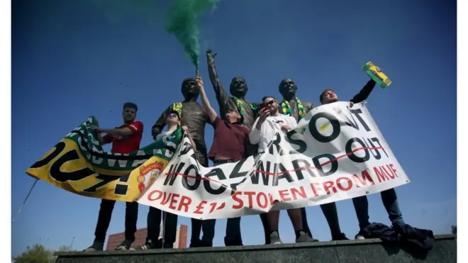 جماهير مانشستر يونايتد خرجت احتجاجا على إدارة النادي