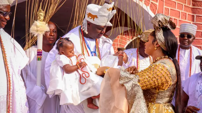 Aworan Ọọni ati awọn ibeji rẹ.