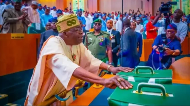 Aarẹ Bola Tinubu wọ agbada ati fila nigba to gbe aba eto iṣuna ọdun 2026 lọ siwaju ile aṣofin agba l'Abuja