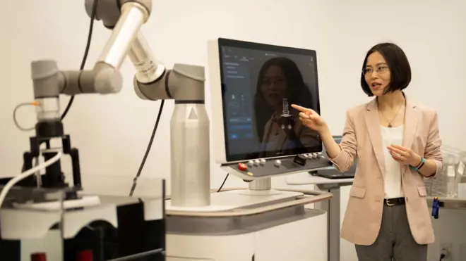 La científica Zhen Xu señala una máquina de su laboratorio