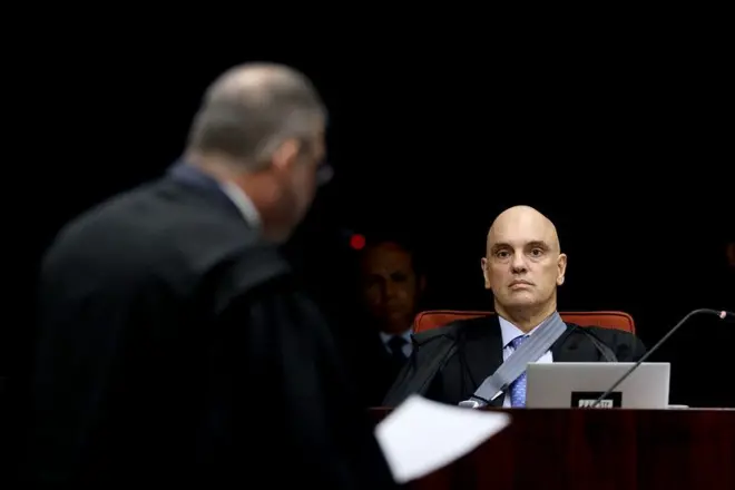 Alexandre de Moares escuta a manifestação de um advogado no STF
