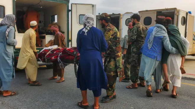 Des soldats talibans et des civils transportent des victimes du tremblement de terre vers une ambulance à l'aéroport de Jalalabad, en Afghanistan, le 1er septembre 2025.