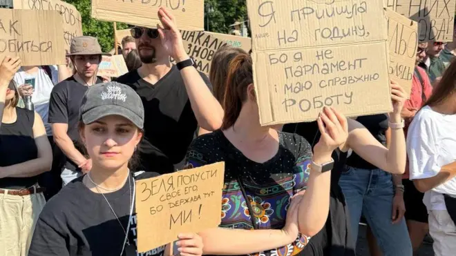 У Львові протестувальники зібралися біля памʼятнику Тарасу Шевченко 