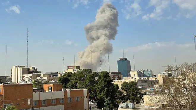 ਤੇਹਰਾਨ ’ਚ ਇੱਕ ਧਮਾਕੇ ਮਗਰੋਂ ਉੱਠਦਾ ਹੋਏ ਧੂੰਏਂ ਦਾ ਗੁਬਾਰ