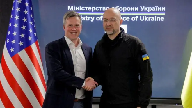 Дрисколл и Шмыгаль пожимают руки на фоне флагов США и Украины и надписи Министерство обороны Украины.