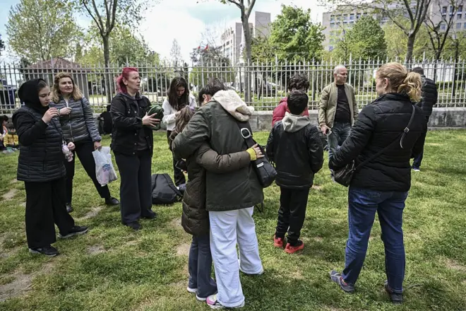 23 Nisan İstanbul depremi sonrasında parkta toplanan insanlar