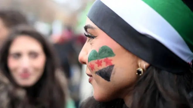 Женщина с флагом на щеке