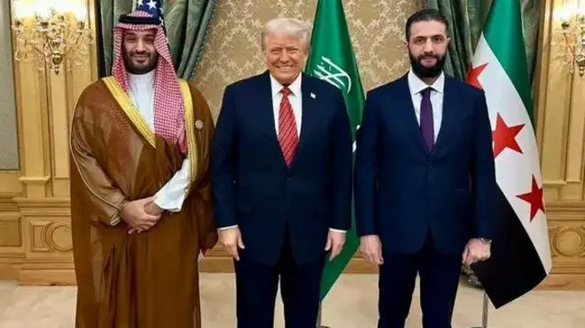 Shugaban Amurka Donald Trump a tsakiya, sai shugaban Syria Ahmed al-Sharaa a dama yayin da yariman Saudiyya Mohammed Bin Salman ke tsaye a hagu