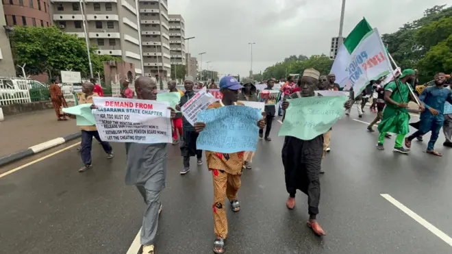 Retired police officers dey protest